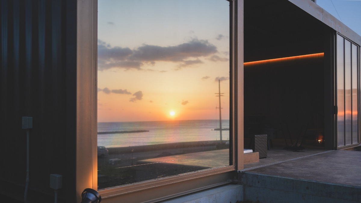 窓越しの夕景